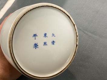 Een Chinese blauw-witte hamervormige 'feniks' vaas, Kangxi merk, 19/20e eeuw